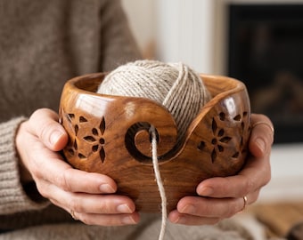 Handgefertigte Garnschüssel aus Holz mit gebogenem Ausschnitt, glattem Finish, Strick- und Häkelarbeithalter, personalisiertes Geschenk für Strickerinnen und Handwerker