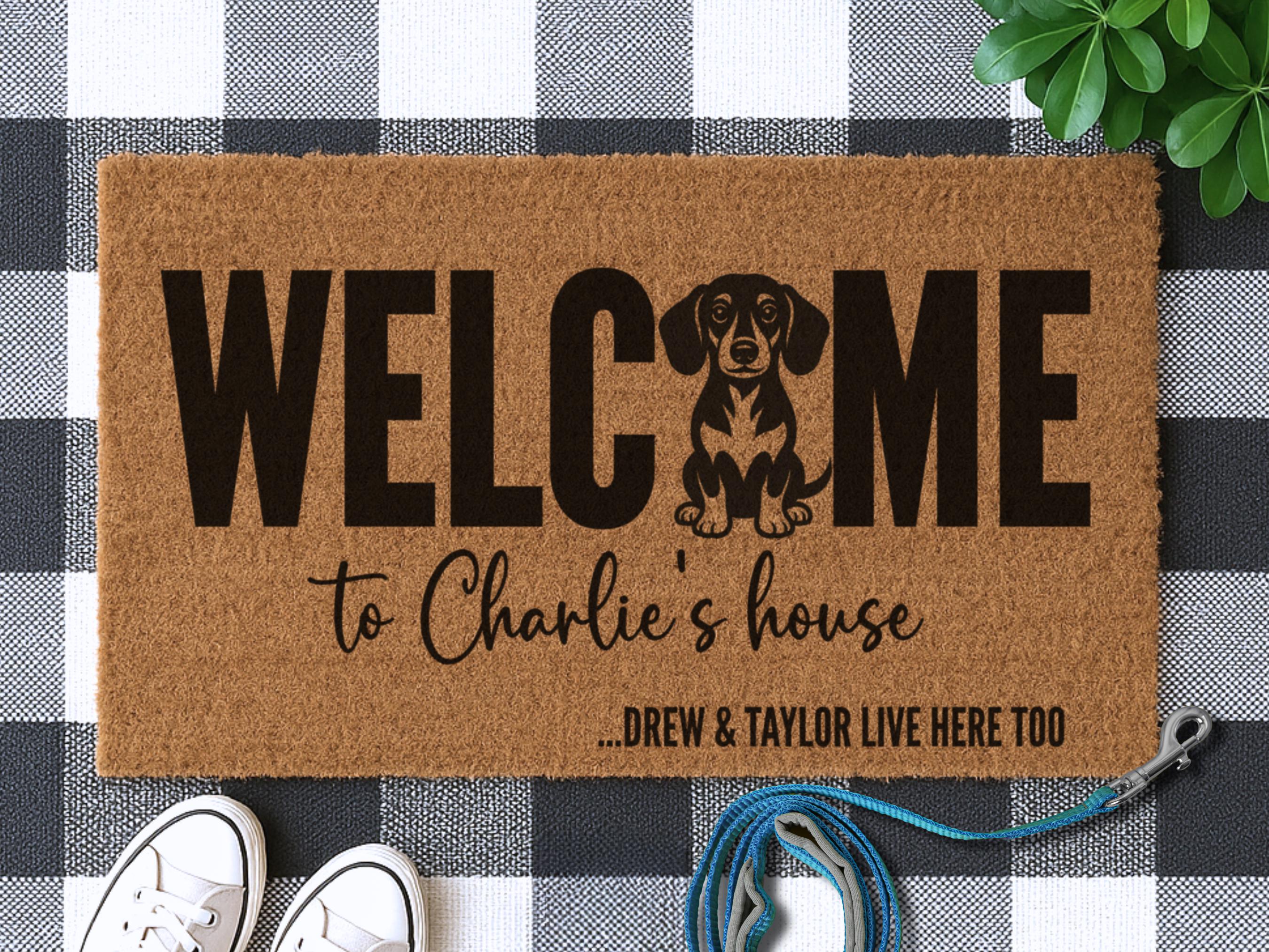 Personalized Dachshund Doormat, Custom Wiener Dog Welcome Mat, Funny Sausage Dog Home Decor for Doxie Owner, Dog Lover Housewarming Gift