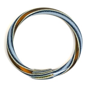 Lea Stein Paris Armreif | Blaues Kunststoff Armband | Vintage skulpturale Schmuck | 1970er Jahre Französischer Retro Designer Armreif signiert
