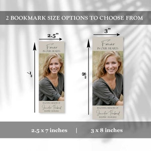 Pode incluir: Dois marcadores de livro comemorativos com a foto de uma mulher, dispon&iacute;veis em dois tamanhos: 6,35 x 17,78 cm e 7,62 x 20,32 cm. Cada marcador de livro inclui o texto "Forever in Our Hearts" e "In Loving Memory of Jennifer Thebaud".