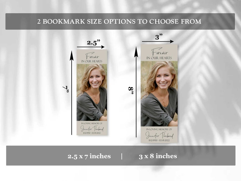 Pode incluir: Dois marcadores de livro comemorativos com a foto de uma mulher, dispon&iacute;veis em dois tamanhos: 6,35 x 17,78 cm e 7,62 x 20,32 cm. Cada marcador de livro inclui o texto "Forever in Our Hearts" e "In Loving Memory of Jennifer Thebaud".
