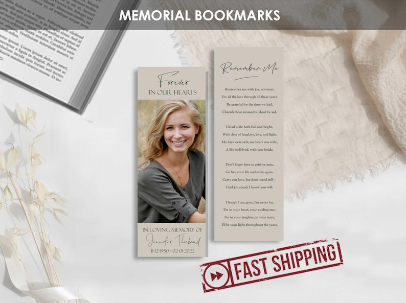 Pode incluir: Marcadores comemorativos com foto e poema. Um marcador apresenta uma mulher sorrindo com o texto "Forever in Our Hearts". O outro marcador tem um poema intitulado "Remember Me". A parte inferior do marcador com foto diz "In Loving Memory of Jennifer Thebaud."