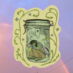 Op de afbeelding: Illustratie van een persoon met groene huid en vlindervleugels in een glazen pot. De persoon draagt een kleurrijke trui en een bruine broek. De pot is omgeven door groene wijnranken en sterren, tegen een pastelkleurige lucht.