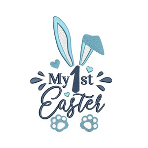 Könnte beinhalten: Blaue Hasenohren mit weißem Umriss und zwei blauen Pfotenabdrücken. Der Text "My 1st Easter" ist in Marineblau mit zwei kleinen blauen Herzen.