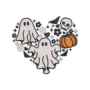 Puede incluir: Un diseño en forma de corazón con dos fantasmas blancos, una calavera negra, una calabaza y murciélagos negros. El diseño está rodeado de flores y estrellas negras y blancas.