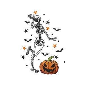 Puede incluir: Un esqueleto negro baila con una calabaza tallada en forma de cara sonriente sobre un fondo blanco. El esqueleto está delineado en negro y tiene estrellas naranjas y murciélagos negros a su alrededor.