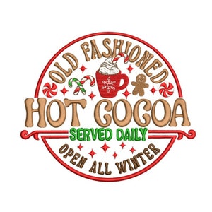 Może przedstawiać: Okrągłe logo w kolorze czerwonym i brązowym z tekstem "Old Fashioned Hot Cocoa Served Daily Open All Winter". Logo przedstawia czerwony kubek gorącej czekolady z bitą śmietaną i cukierkami w kształcie laski, piernikowego ludzika i płatki śniegu.