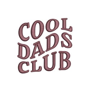 以下が含まれることがあります： ピンク色の「Cool Dads Club」というテキストで、各文字が分離され、ランダムなパターンで配置されています。
