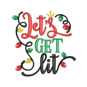 以下が含まれることがあります： カラフルなライトのストリングと黒いスクリプトで「Let's Get Lit」クリスマス刺繍デザイン