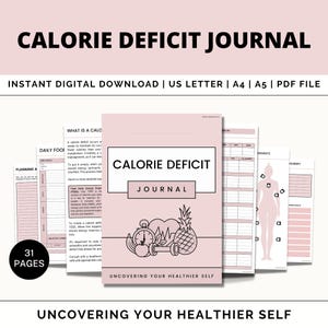 Könnte beinhalten: Ein rosa-weißes, druckbares Kaloriendefizit-Tagebuch mit dem Titel "Calorie Deficit Journal" und dem Text "Uncovering Your Healthier Self". Das Tagebuch enthält einen Abschnitt zur Planung von Mahlzeiten, zur Verfolgung der täglichen Nahrungsaufnahme und zur Aufzeichnung von Bewegung. Das Tagebuch enthält auch einen Abschnitt zur Verfolgung des Fortschritts und einen Abschnitt zur Festlegung von Zielen.