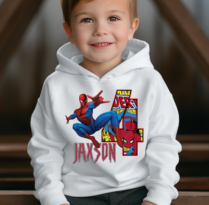 Puede incluir: Sudadera con capucha blanca con un gr&aacute;fico de Spiderman rojo y azul, el n&uacute;mero 4 y el nombre Jaxson impreso en la parte delantera.