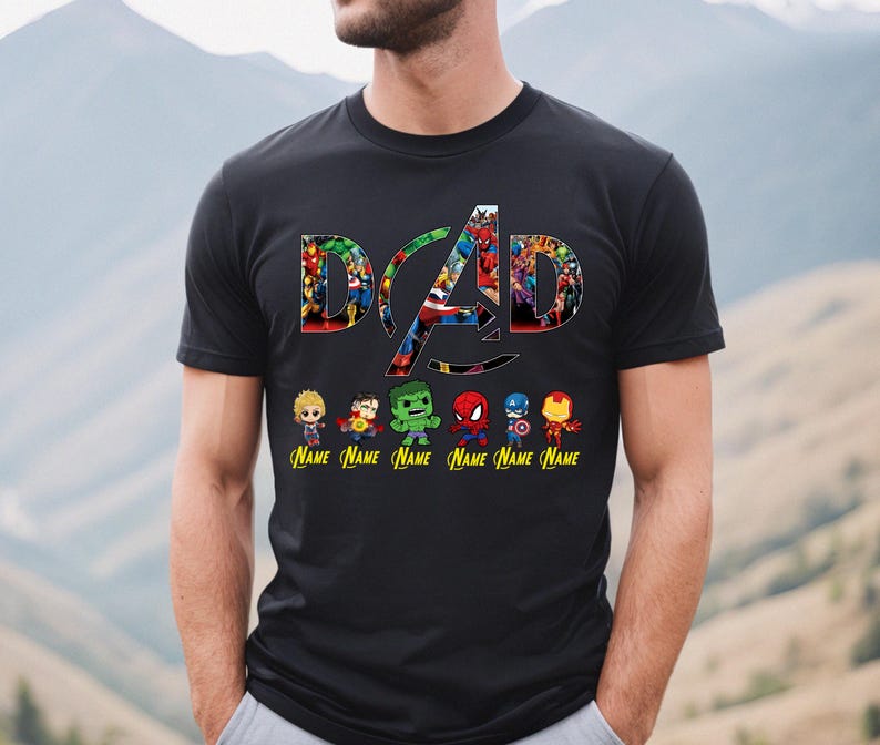 Peut inclure: Un t-shirt noir &agrave; manches courtes avec le mot DAD en grandes lettres remplies d'illustrations de super-h&eacute;ros. Sous le texte se trouvent six petites figurines de super-h&eacute;ros de style cartoon, avec le mot NAME &eacute;crit en jaune en dessous.