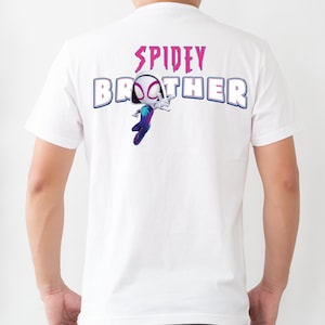 Op de afbeelding: Wit T-shirt met de tekst "SPIDEY BROTHER" in paars en blauw. Het ontwerp bevat een cartoon illustratie van een Spider-Woman personage. Het shirt is gemaakt van een zacht, comfortabel materiaal.