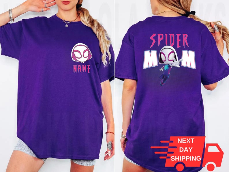 Op de afbeelding: Een paars t-shirt met een Spider-Gwen ontwerp. De voorkant toont een wit en roze Spider-Gwen masker met het woord "NAME" eronder. De achterkant heeft "SPIDER MOM" boven een Spider-Gwen afbeelding. Het shirt bevat een "NEXT DAY SHIPPING" afbeelding.