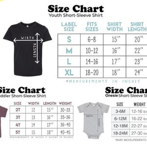 Puede incluir: Tablas de tallas para camisetas de manga corta para j&oacute;venes, ni&ntilde;os peque&ntilde;os y monos. La tabla para j&oacute;venes muestra el ancho y el largo de la camiseta en pulgadas. La tabla para ni&ntilde;os peque&ntilde;os muestra el ancho, el largo y el peso en libras.