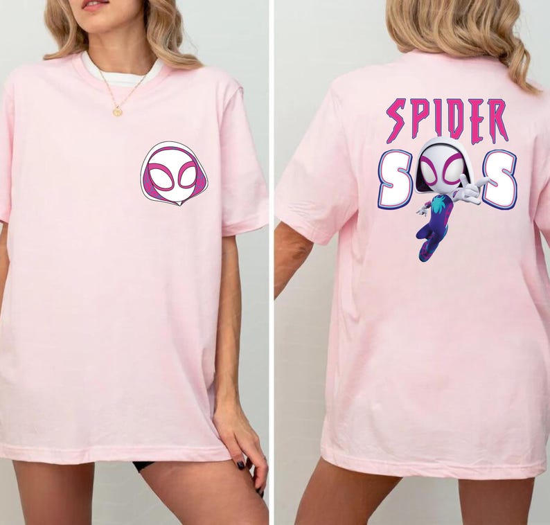 Op de afbeelding: Lichtroze t-shirt met een Spider-Gwen ontwerp. De voorkant toont een masker graphic, terwijl de achterkant de woorden "SPIDER" en "SOS" met een karakter illustratie toont. Een casual, comfortabel t-shirt.
