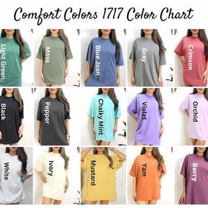 Puede incluir: Una carta de colores que muestra camisetas Comfort Colors 1717 en varios tonos. La carta incluye colores como verde claro, musgo, azul vaquero, gris, carmes&iacute;, negro, pimienta, menta tiza, violeta, orqu&iacute;dea, blanco, marfil, mostaza, &ntilde;ame y baya.