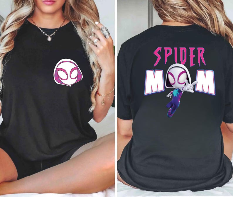 Op de afbeelding: Zwart t-shirt met een Spider-Gwen ontwerp. De voorkant toont een klein embleem van het masker van het personage, terwijl de achterkant de woorden "SPIDER MOM" toont met een illustratie van Spider-Gwen. Het ontwerp is in wit en roze.