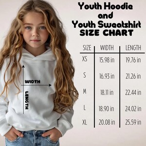 Puede incluir: Tabla de tallas para sudaderas con capucha y sudaderas para j&oacute;venes. La tabla muestra las tallas XS a XL con las medidas de ancho y largo correspondientes en pulgadas.