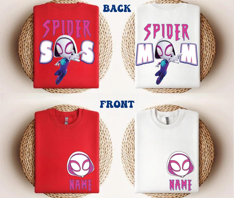 Op de afbeelding: Rode en witte t-shirts met een Spider-Gwen-ontwerp. De achterkant van het rode shirt zegt "SPIDER SOS" met een Spider-Gwen-afbeelding. De achterkant van het witte shirt zegt "SPIDER MOM". De voorkant van de shirts heeft een Spider-Gwen-masker en het woord "NAME".