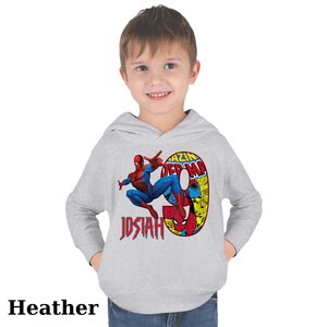 Puede incluir: Una sudadera con capucha gris con un gr&aacute;fico de Spiderman rojo y azul y el texto "Amazing Spiderman" y "Josiah" impreso en la parte delantera.