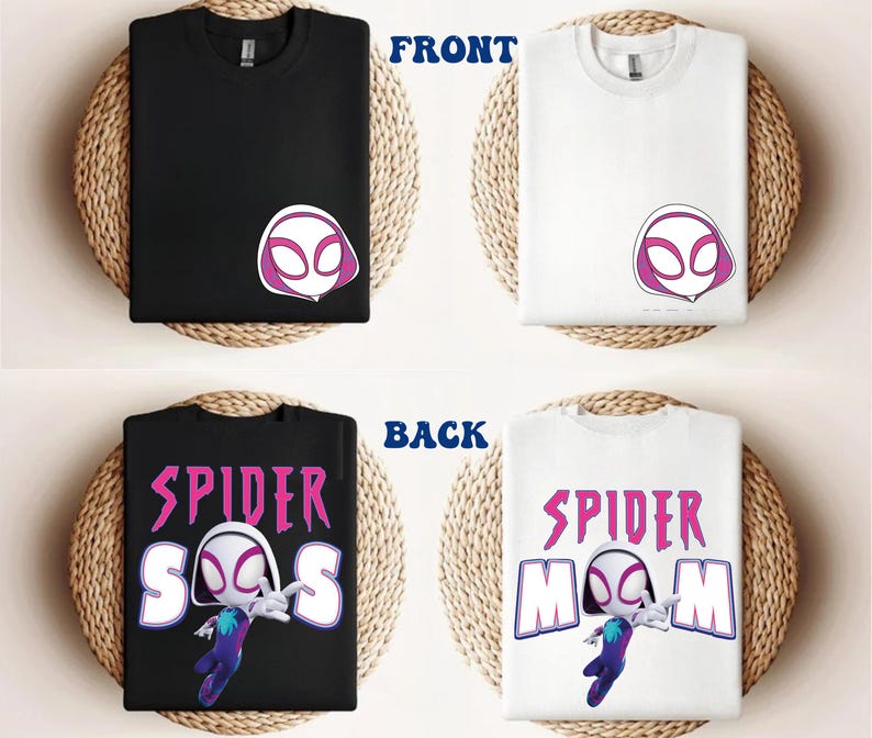Op de afbeelding: Zwarte en witte t-shirts met een Spider-Gwen ontwerp. De voorkant van de shirts toont het masker van het personage, terwijl de achterkant de woorden "Spider-SOS" en "Spider-Mom" met een afbeelding van het personage toont. De shirts worden gepresenteerd op een geweven achtergrond.