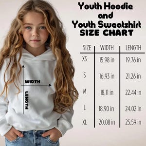 Puede incluir: Una persona joven con una sudadera con capucha blanca, con una tabla de tallas para sudaderas con capucha y sudaderas para j&oacute;venes. La tabla enumera las tallas XS a XL, con medidas de ancho y largo en pulgadas. El texto "Youth Hoodie and Youth Sweatshirt SIZE CHART" est&aacute; en la parte superior.