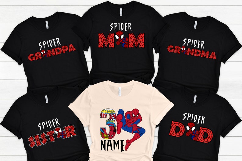 Puede incluir: Conjunto de seis camisetas negras con dise&ntilde;os de Spider-Man en rojo y blanco. Las camisetas presentan el texto "Spider Grandma", "Spider Grandpa", "Spider Mom", "Spider Dad", "Spider Sister" y "Spider [Name]" con un n&uacute;mero 3.