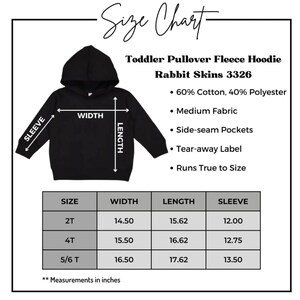 Puede incluir: Tabla de tallas para una sudadera con capucha de forro polar negra para ni&ntilde;os peque&ntilde;os. La tabla muestra las medidas en pulgadas para el ancho, la longitud y la longitud de la manga para las tallas 2T, 4T y 5/6T. La sudadera est&aacute; hecha de 60% algod&oacute;n y 40% poli&eacute;ster.
