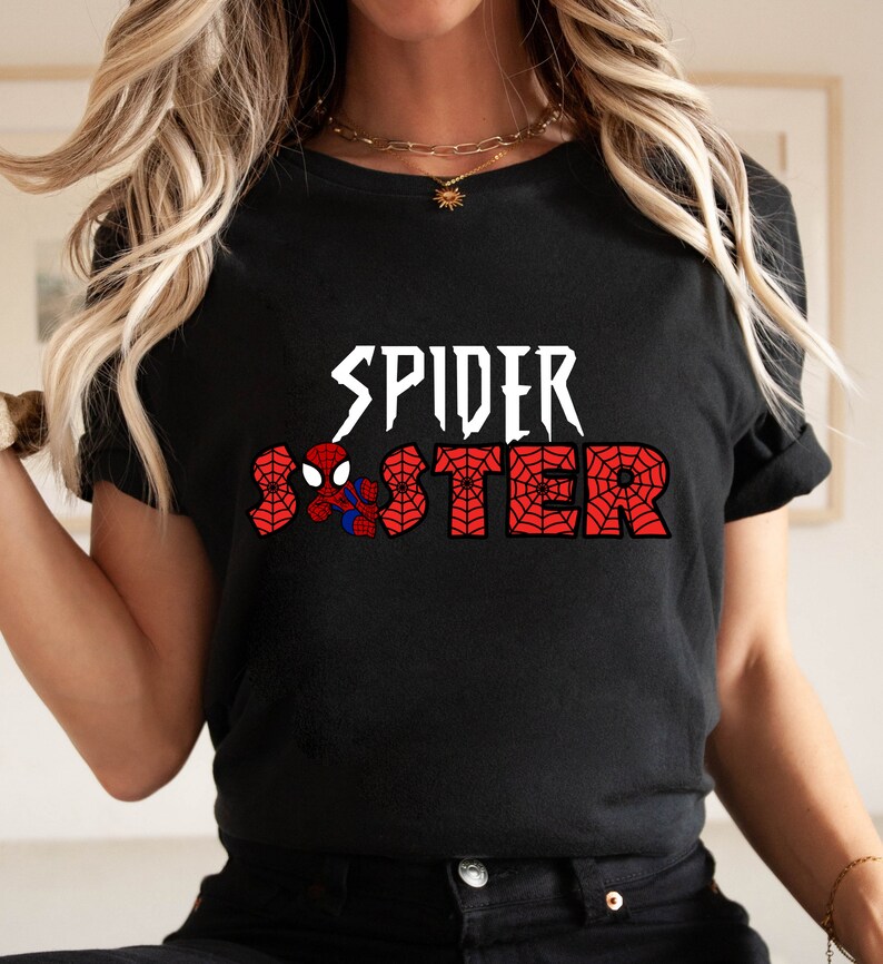 Puede incluir: Camiseta negra con un gr&aacute;fico rojo y blanco de un personaje de Spider-Man y el texto "SPIDER SISTER".