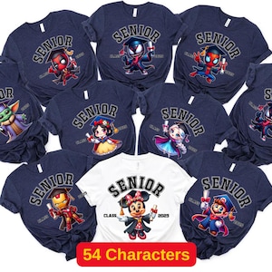 Puede incluir: Una colecci&oacute;n de diez camisetas de manga corta en azul marino y blanco, cada una con un personaje de dibujos animados con birrete y toga, con el texto SENIOR CLASS 2025 impreso en una fuente negra arqueada y negrita sobre y bajo el gr&aacute;fico.