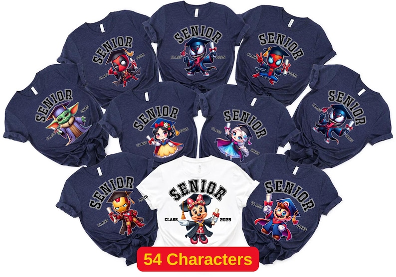 Puede incluir: Una colecci&oacute;n de diez camisetas de manga corta en azul marino y blanco, cada una con un personaje de dibujos animados con birrete y toga, con el texto SENIOR CLASS 2025 impreso en una fuente negra arqueada y negrita sobre y bajo el gr&aacute;fico.