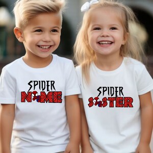 Puede incluir: Dos ni&ntilde;os con camisetas blancas con un gr&aacute;fico de Spiderman y el texto "Spider Name" y "Spider Sister".