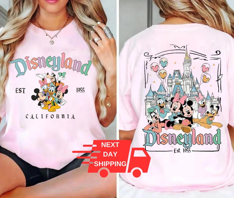 Puede incluir: Camiseta rosa con un gr&aacute;fico de Disneyland. La parte delantera de la camiseta presenta un grupo de personajes de Disney, incluidos Mickey Mouse, Minnie Mouse, Donald Duck y Goofy. La parte trasera de la camiseta presenta un gr&aacute;fico del castillo de Disneyland con el texto "Disneyland Est. 1955".