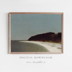 Puede incluir: Una descarga digital de una impresión de arte imprimible que presenta un paisaje escénico de una playa de arena con una línea de árboles en una colina en el fondo. El cielo es de un azul claro con un toque de gris. El agua es de un color azul verdoso claro. La playa es de color beige claro. Los árboles son de color verde oscuro. La impresión es perfecta para agregar un toque de naturaleza a la decoración de tu hogar.