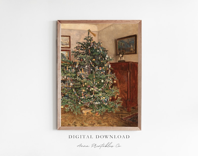 Pode incluir: Uma pintura vintage de uma &aacute;rvore de Natal decorada com ornamentos e luzes em uma sala com um arm&aacute;rio de madeira e um rel&oacute;gio. A &aacute;rvore est&aacute; decorada com uma variedade de ornamentos, incluindo bolas de vidro, estrelas e velas.