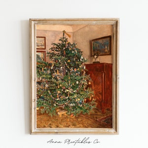 Pode incluir: Uma pintura vintage de uma &aacute;rvore de Natal decorada com enfeites, luzes e guirlandas em uma sala com um arm&aacute;rio de madeira e um rel&oacute;gio no topo. A &aacute;rvore est&aacute; no centro da pintura e &eacute; cercada por uma atmosfera quente e acolhedora.