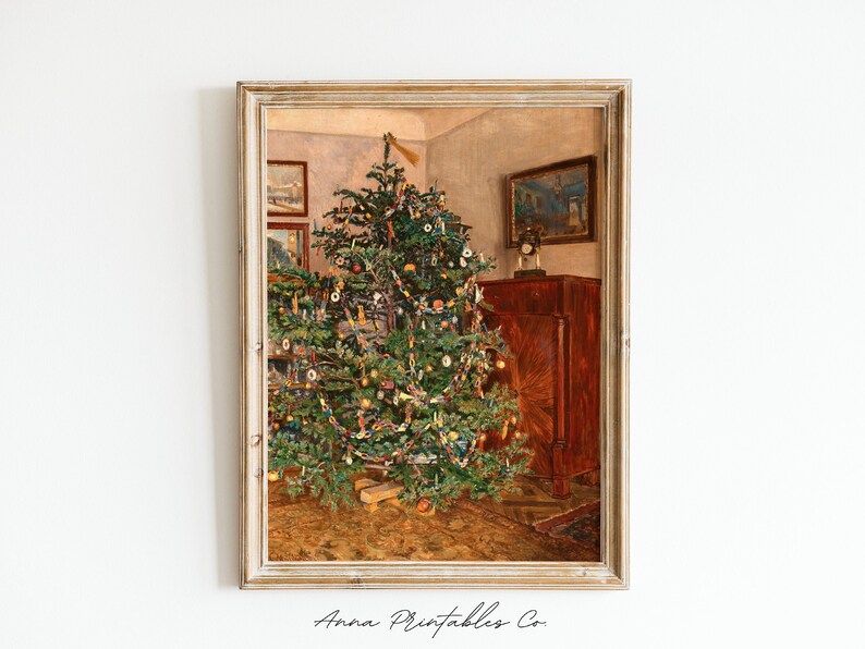 Pode incluir: Uma pintura vintage de uma &aacute;rvore de Natal decorada com enfeites, luzes e guirlandas em uma sala com um arm&aacute;rio de madeira e um rel&oacute;gio no topo. A &aacute;rvore est&aacute; no centro da pintura e &eacute; cercada por uma atmosfera quente e acolhedora.