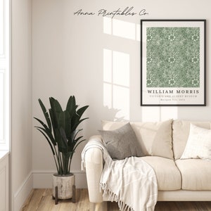 Pu&ograve; includere: Un poster stampabile con un motivo floreale verde e bianco con il testo "WILLIAM MORRIS VICTORIA AND ALBERT MUSEUM Marigold Tile, 1875".