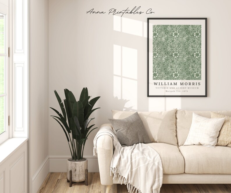 Pu&ograve; includere: Un poster stampabile con un motivo floreale verde e bianco con il testo "WILLIAM MORRIS VICTORIA AND ALBERT MUSEUM Marigold Tile, 1875".