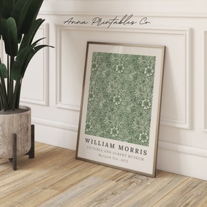 Pu&ograve; includere: Una stampa d'arte stampabile con un motivo floreale verde e bianco con il testo "William Morris, Victoria and Albert Museum, Marigold Tile, 1875".