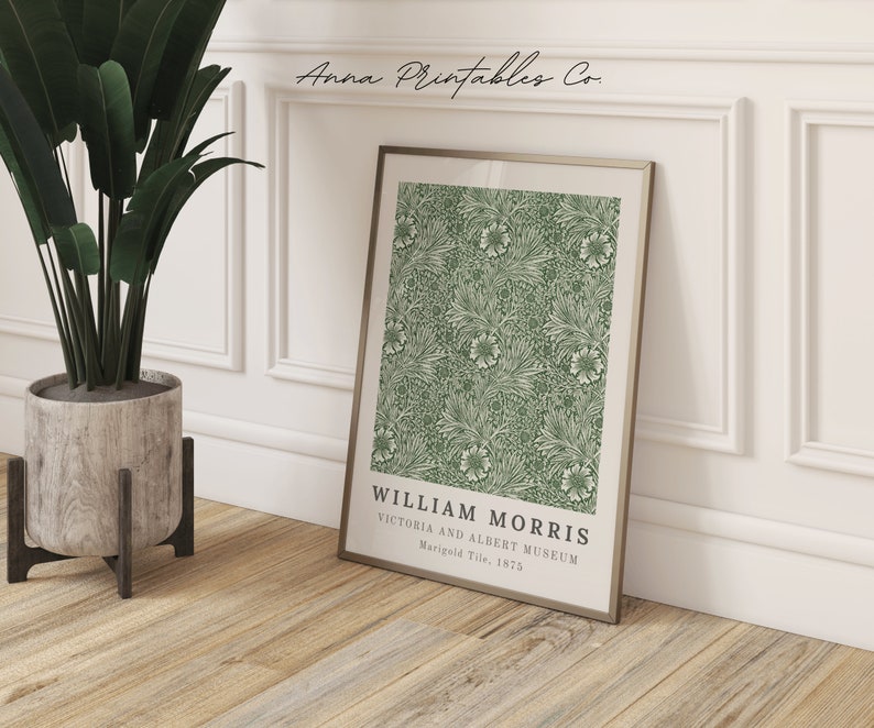 Pu&ograve; includere: Una stampa d'arte stampabile con un motivo floreale verde e bianco con il testo "William Morris, Victoria and Albert Museum, Marigold Tile, 1875".