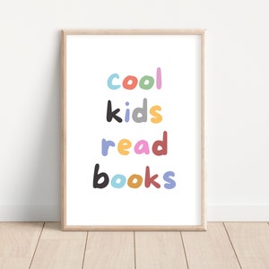 Peut inclure: Une impression encadrée avec le texte "cool kids read books" en lettres colorées dessinées à la main.