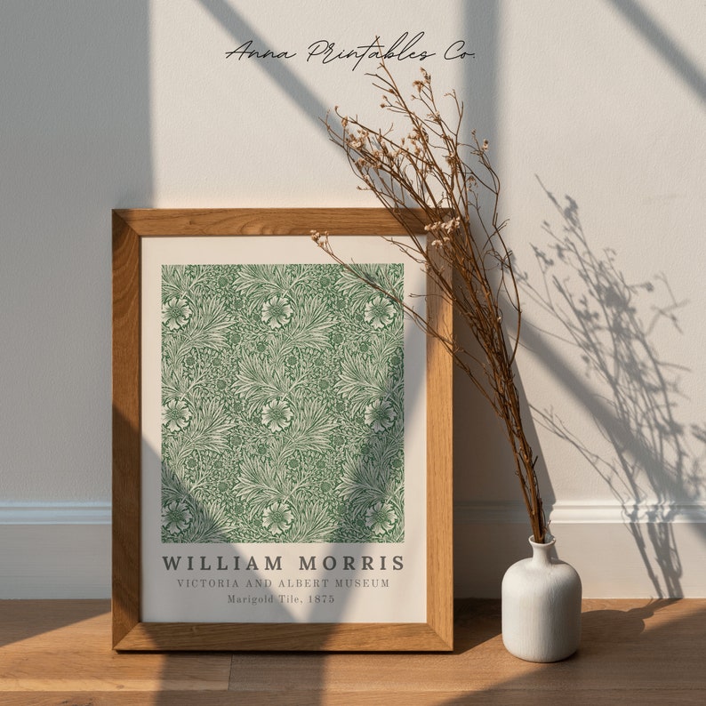 Pu&ograve; includere: Una stampa incorniciata di un motivo floreale verde e bianco con il testo "William Morris, Victoria and Albert Museum, Marigold Tile, 1875".