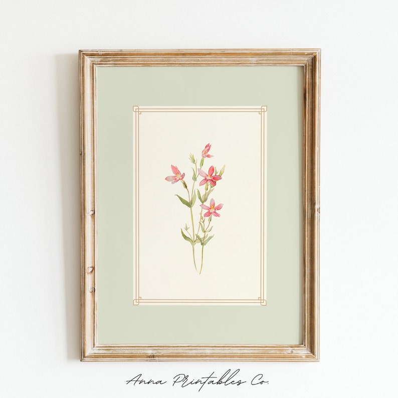 K&ouml;nnte beinhalten: Ein gerahmter Druck eines Aquarells mit rosa Bl&uuml;ten, gr&uuml;nen Stielen und Bl&auml;ttern. Der Druck ist in einem hellbraunen Rahmen mit einer hellgr&uuml;nen Passepartout.