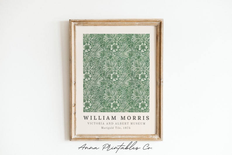 Pu&ograve; includere: Una stampa d'arte stampabile con un motivo floreale verde e bianco con il testo "William Morris, Victoria and Albert Museum, Marigold Tile, 1875" e il testo "Anna Printables Co."