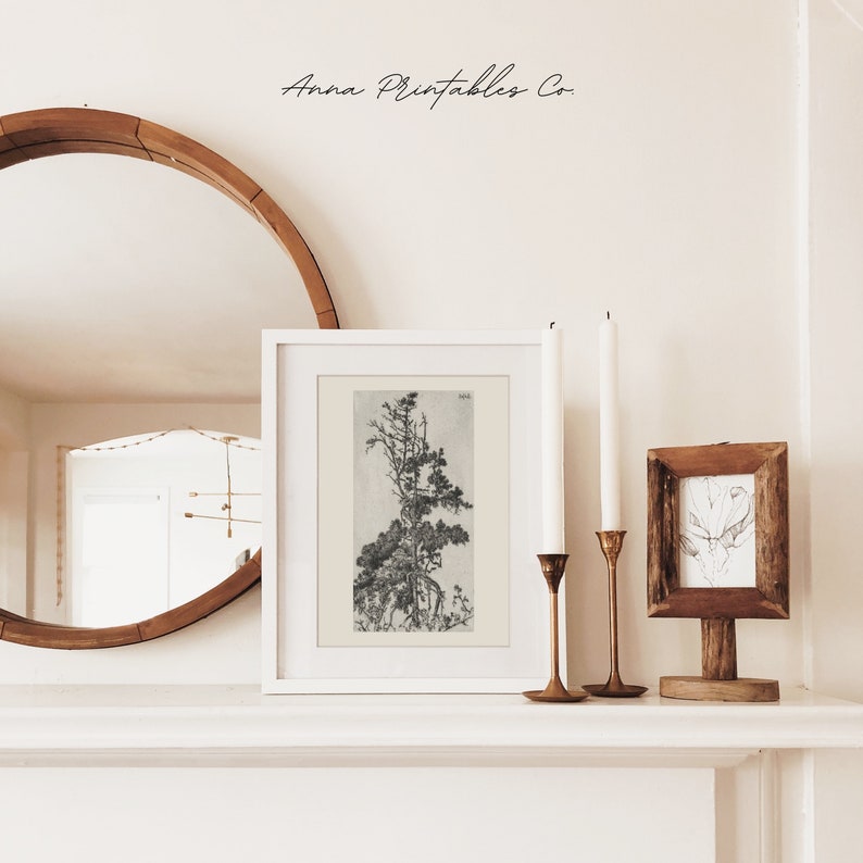 Peut inclure: Une impression en noir et blanc d'un arbre encadr&eacute;e dans un cadre blanc. L'impression est sur une &eacute;tag&egrave;re blanche avec deux bougeoirs dor&eacute;s et un petit cadre en bois avec une impression &agrave; l'int&eacute;rieur.