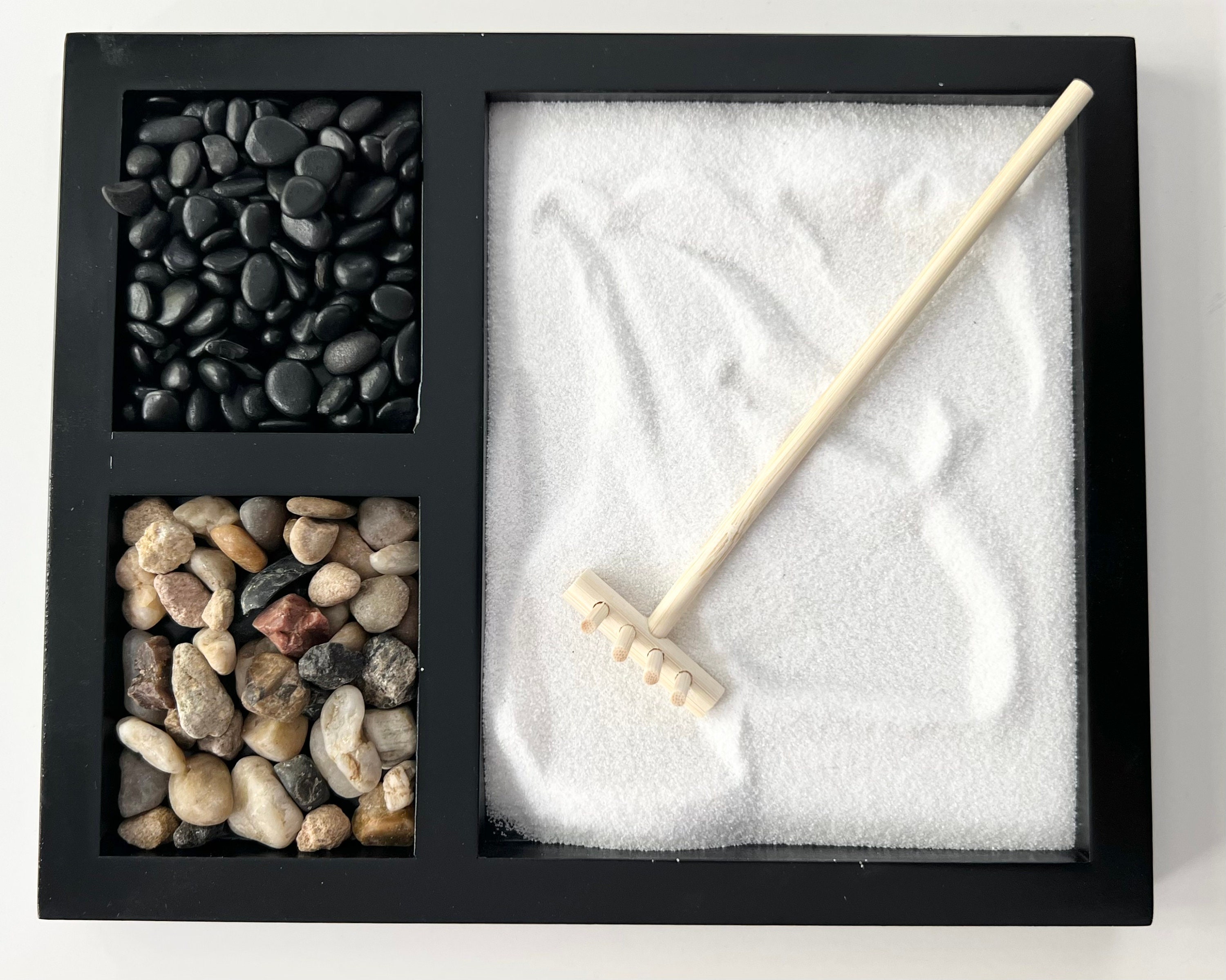 Jardin zen japonais pour bureau – 22,9 x 17,8 cm – Mini jardin zen avec  sable blanc artificiel, roches et accessoires – Cadeau de méditation zen –  Kit de jardin de sable