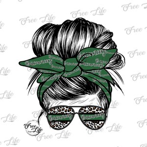 Könnte beinhalten: Eine digitale Illustration einer Frau mit einem unordentlichen Dutt, die eine grüne und schwarze Leopardenmuster-Sonnenbrille mit dem Wort "Buccaneers" trägt, das auf der Sonnenbrille wiederholt wird, und ein grünes Stirnband mit dem Wort "Buccaneers", das auf dem Stirnband wiederholt wird.