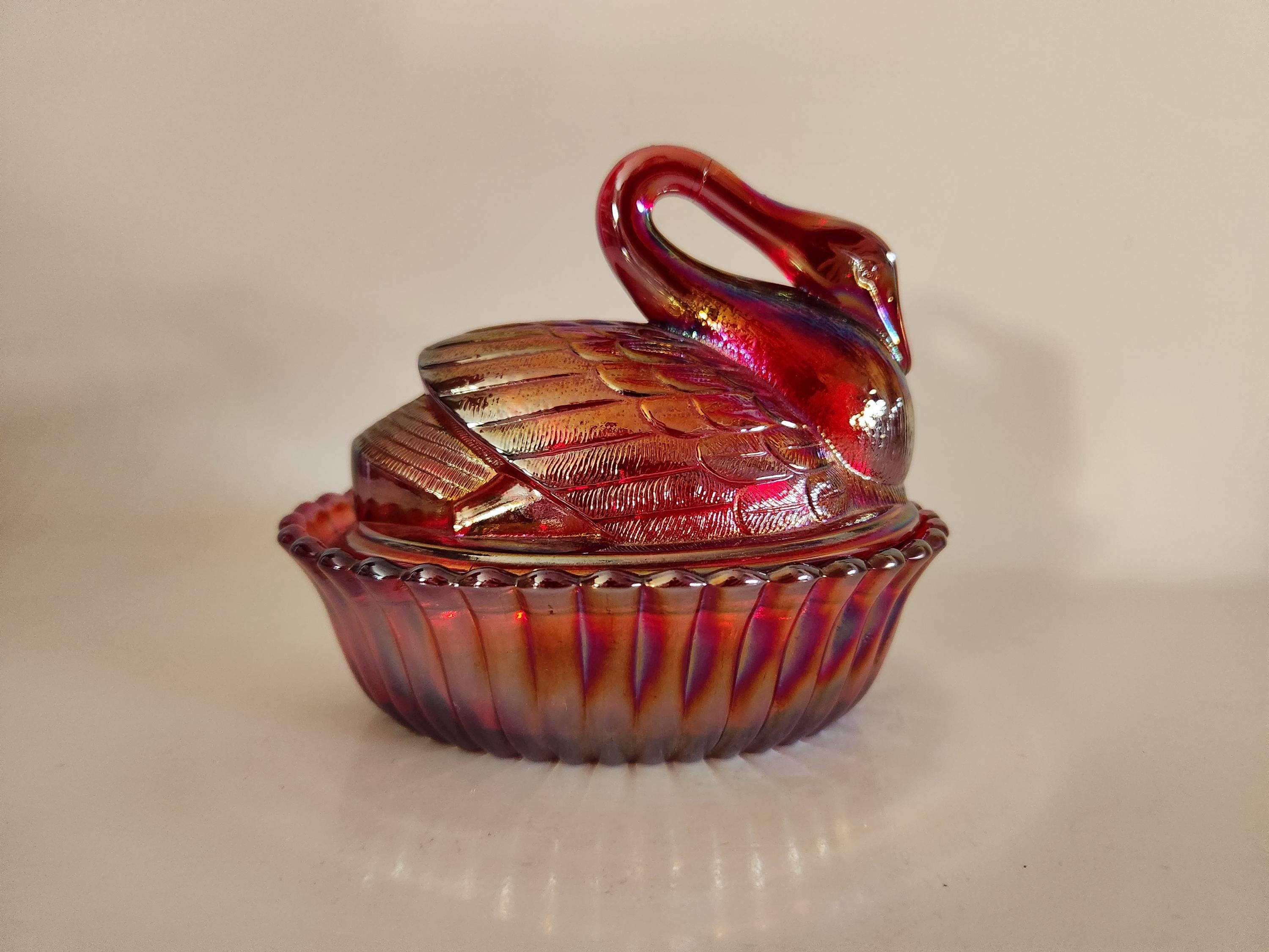 ウランガラス　スワン　キャンディディッシュ Vintage Westmoreland Red Carnival Glass Swan Nesting Dish and Lid